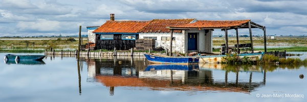 Cabane les pieds dans l'eau